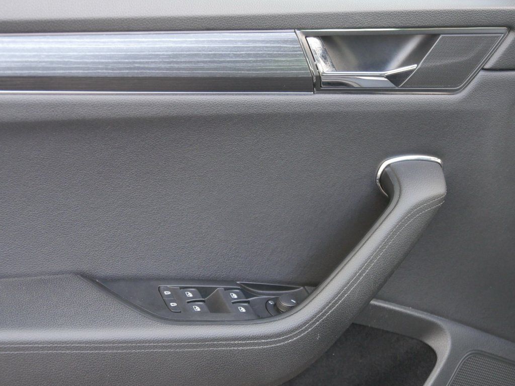 Fahrzeugabbildung SKODA Superb  2.0 TDI Premium Edition SHZ Navi PDC