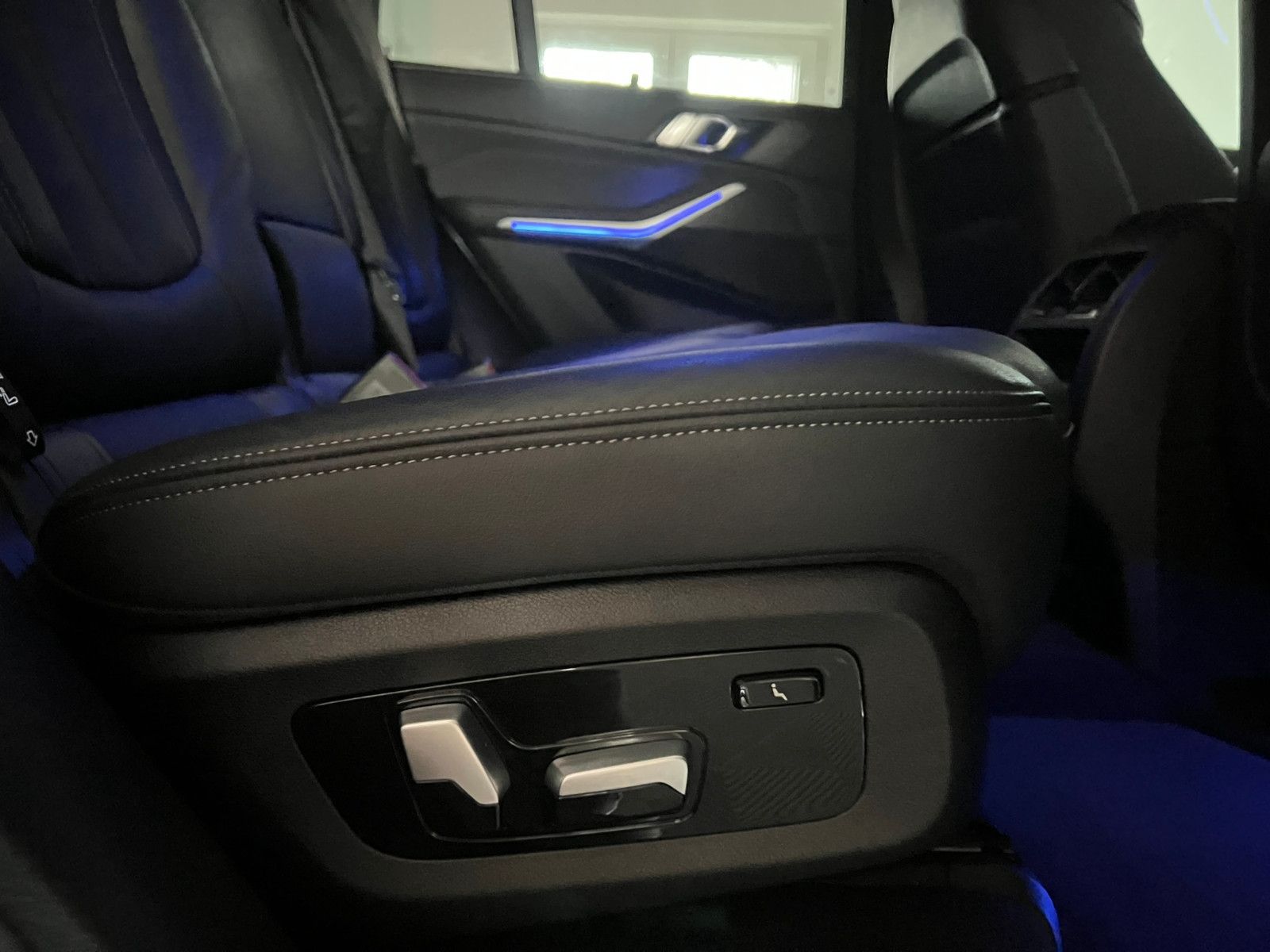 Fahrzeugabbildung BMW X5 xDrive 30 d M SPORT/DAB/AHK/ACC/360*/7-SITZER