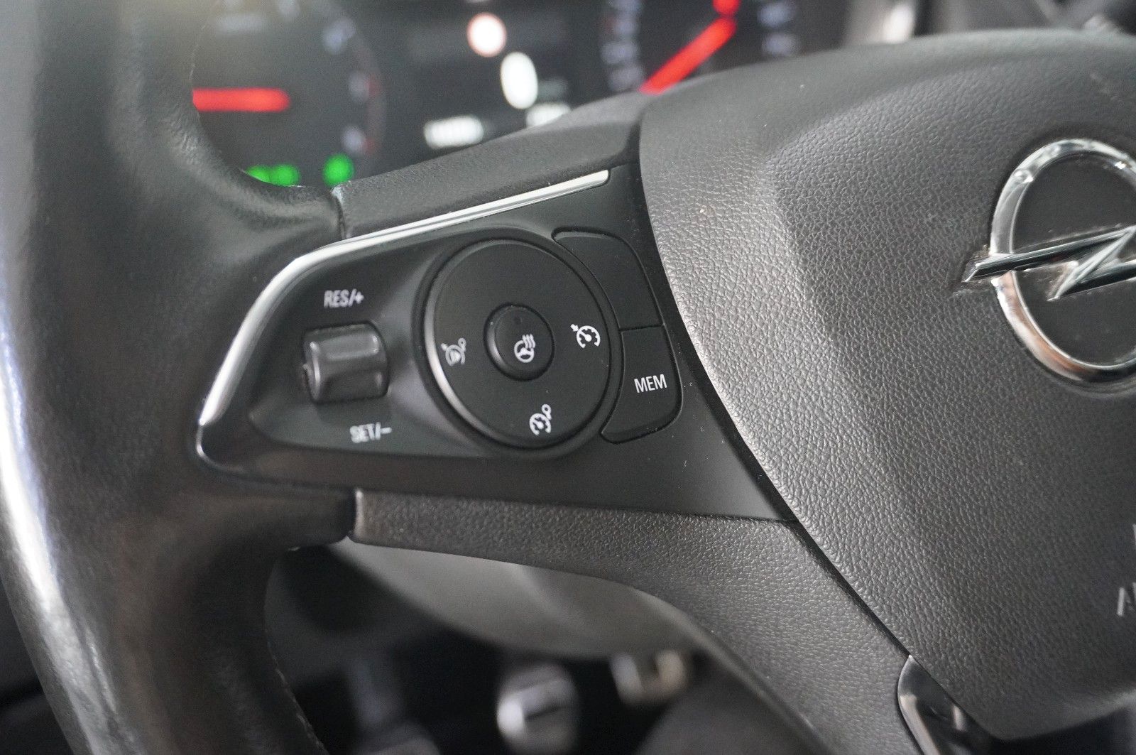 Fahrzeugabbildung Opel Grandland (X) 1.2T INNOV. NAVI/LED/KAMERA/PANO.