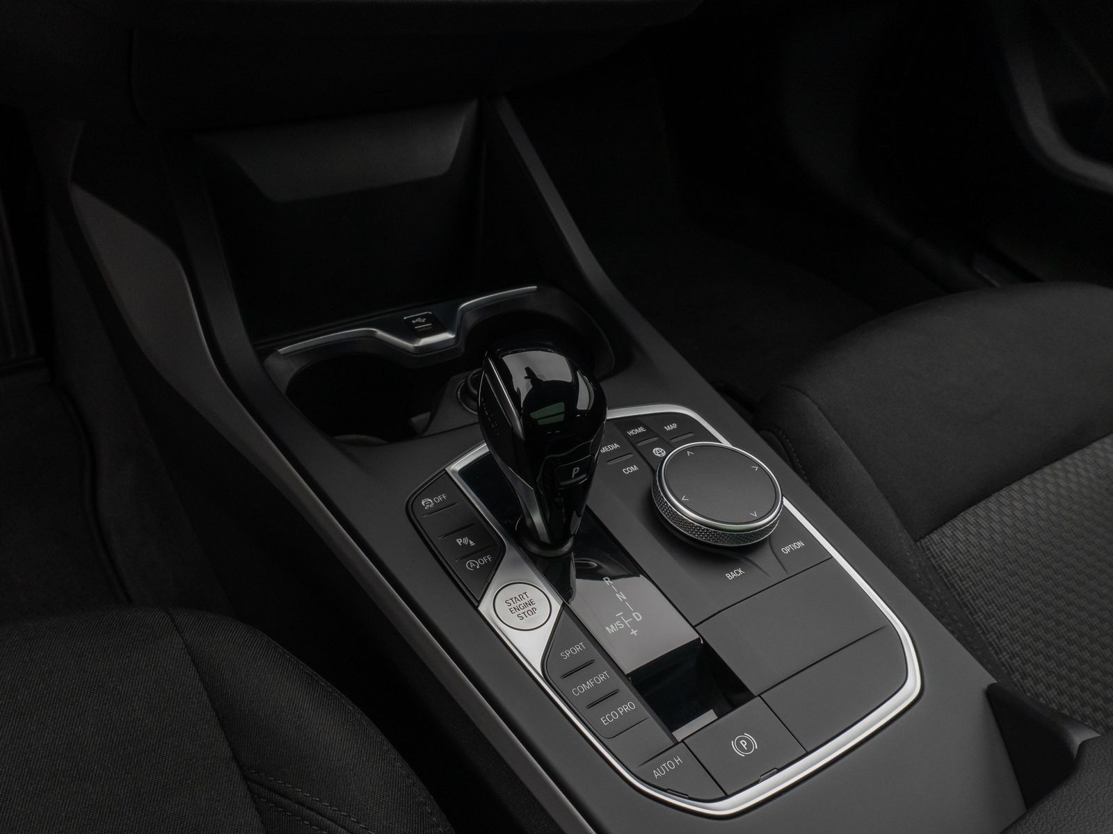 Fahrzeugabbildung BMW 118i Panorama DAB CockPitPro Lenkrhzg PDC LED