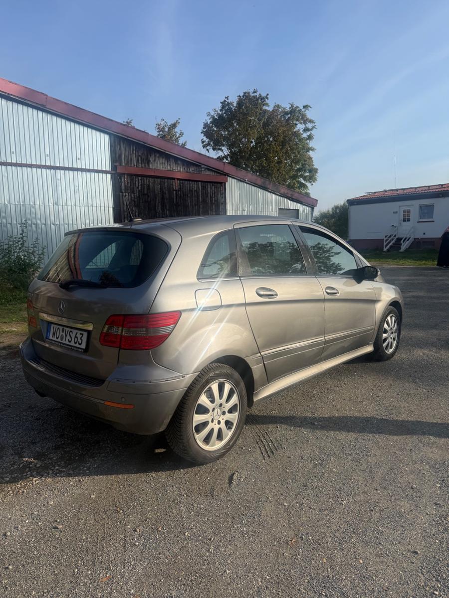 Mercedes-Benz B170 2005 — двигун 1.699 cm³, 116 HP (85kW)