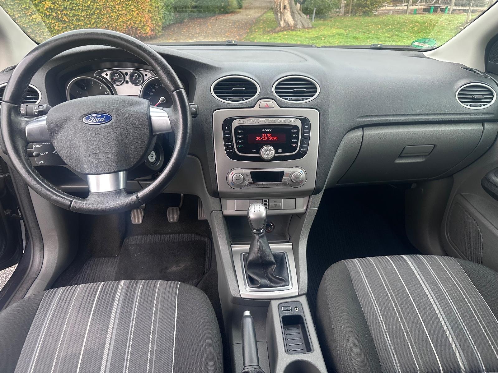 Ford Focus 2010 — photo 12