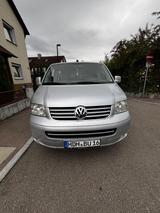 Volkswagen T5 Caravelle 2.5 TDI in einem Sehr guten Zustand - gebrauchte VW T5 Caravelle aus dem Jahr 2009