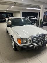 Mercedes-Benz E 230   1.Hand Rentnerfahrzeug Garage  - weiße Mercedes-Benz E 230