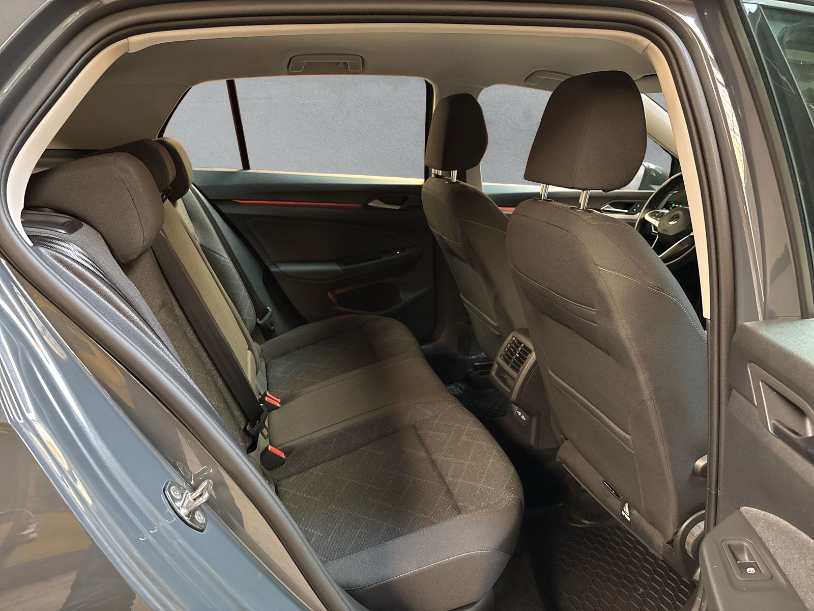 Fahrzeugabbildung Volkswagen Golf 1.0 eTSI Life ACC SHZ AppConnect