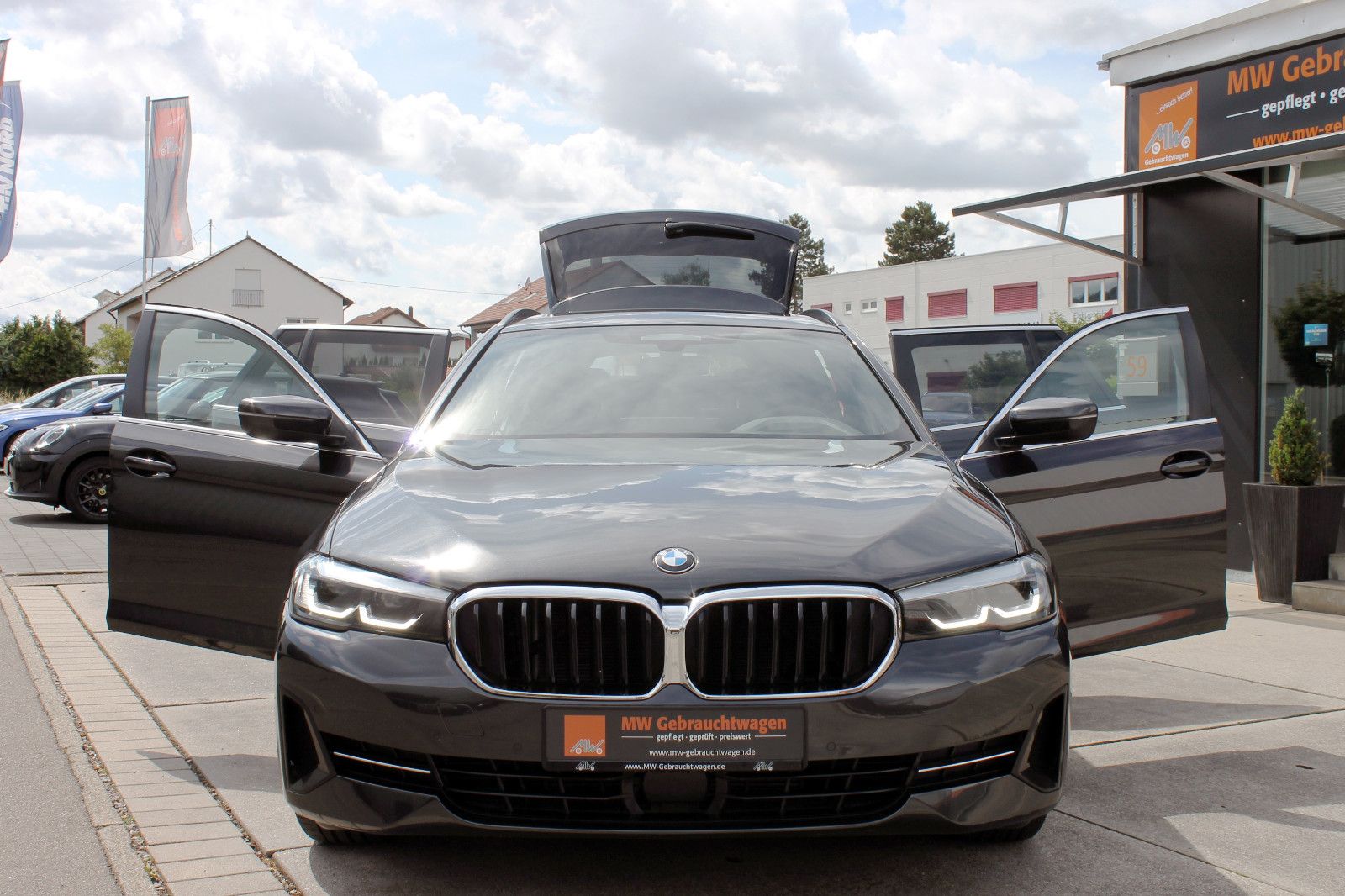 Fahrzeugabbildung BMW 520d Touring Aut. LED ACC KAM PANO HUD AHK StHz