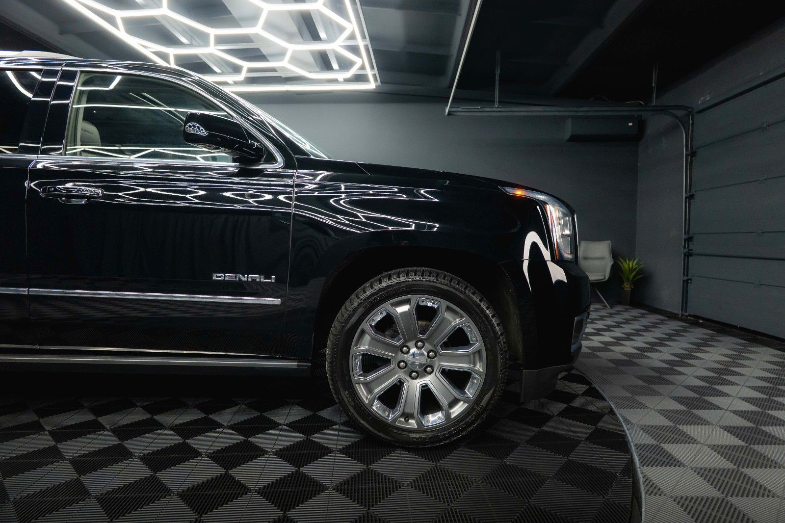 Fahrzeugabbildung GMC Yukon 6.2 V8 DENALI 4x4 LED *Unfallfrei*TV*ACC*