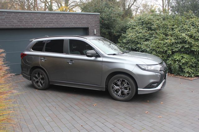 Mitsubishi Outlander 2.4 MIVEC PLUG-IN HYBRID 4WD Top 