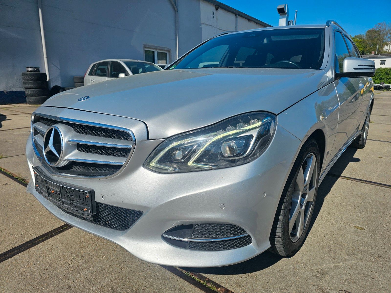 Mercedes-Benz E350, Aut., Schiebedach, Navi, AHK, Standheizung