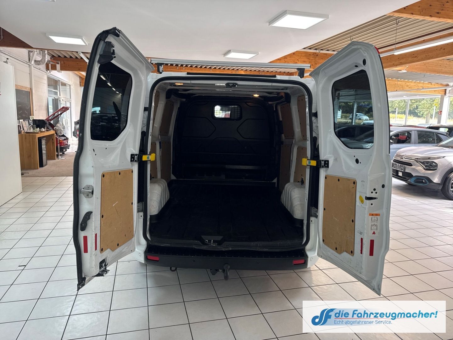 Fahrzeugabbildung Ford Transit Custom Kasten 300 L1 Trend Notbremsass.