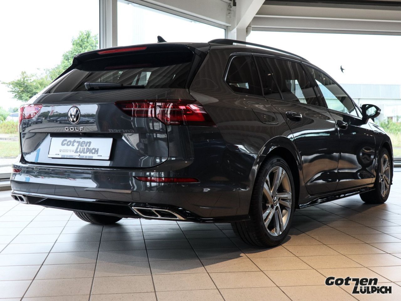 Fahrzeugabbildung Volkswagen Golf VIII Variant R-Line 1.5 TSI Navi AHK LED