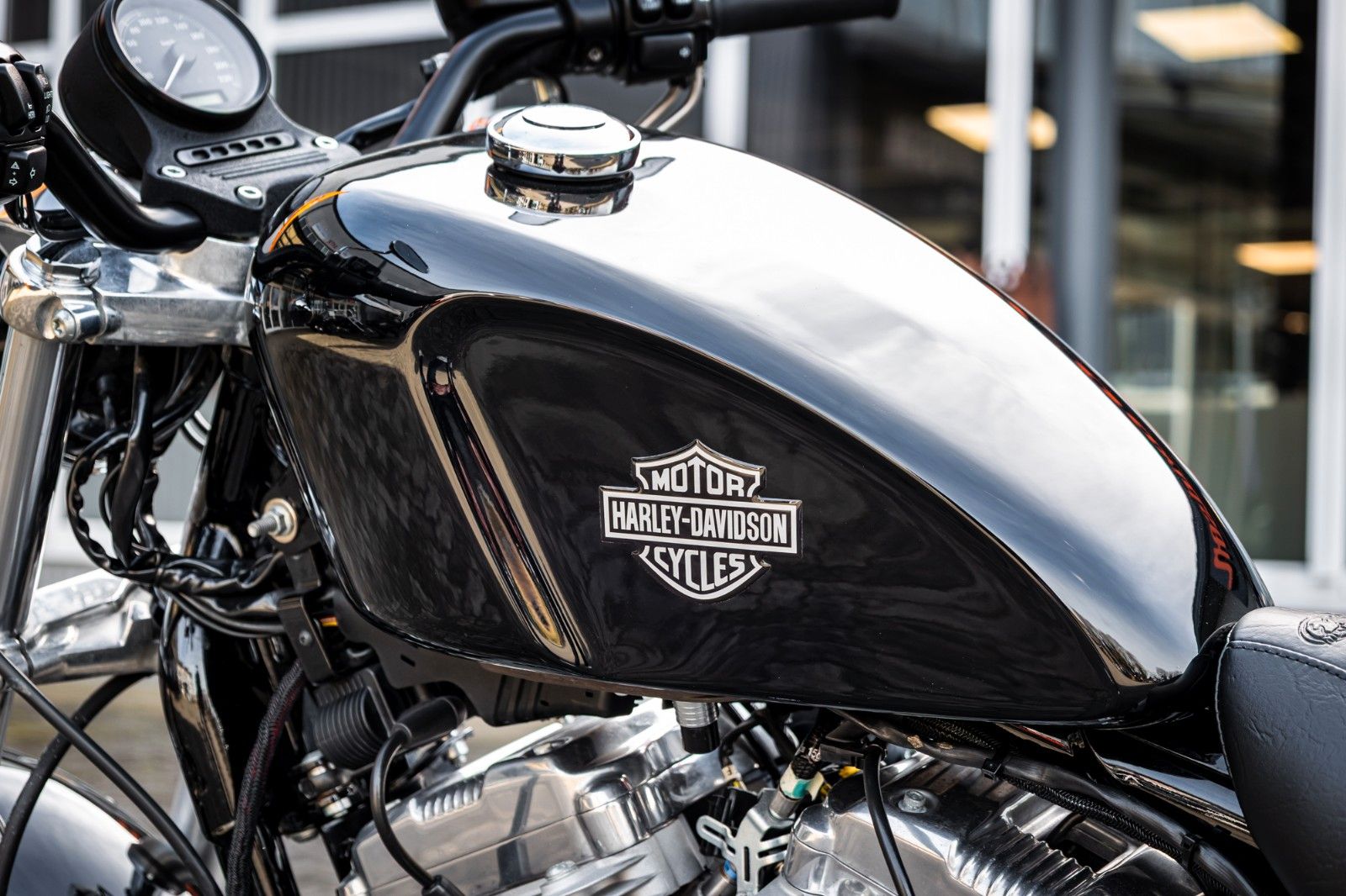 Fahrzeugabbildung Harley-Davidson XL883L SUPERLOW SPORTSTER - VIVID BLACK