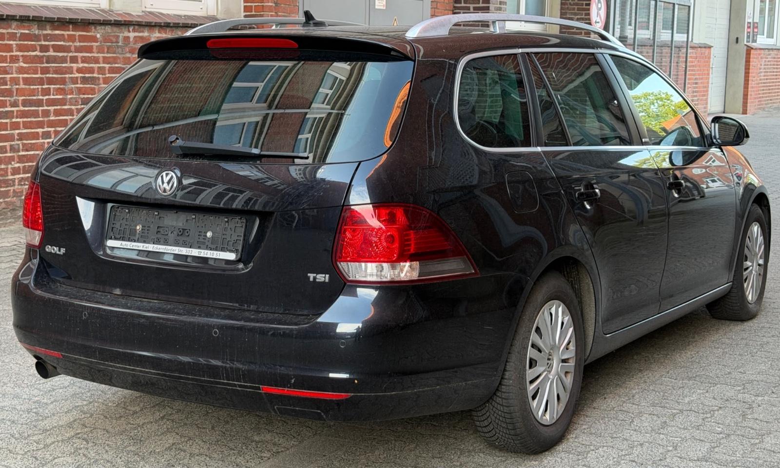 Volkswagen Golf 2011 — interior
