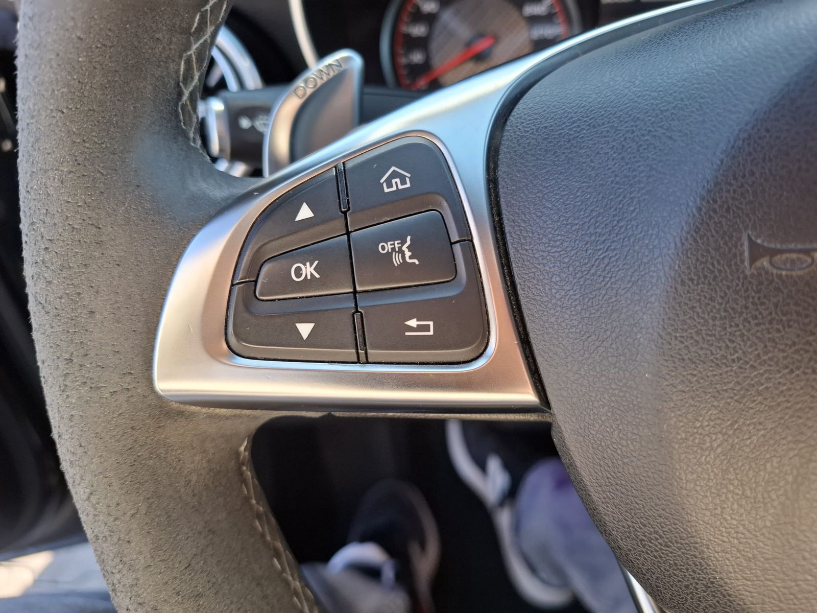 Fahrzeugabbildung Mercedes-Benz c63s AMG PANO*LEDER*BURMESTER*MULTIBEAM*DISTR.
