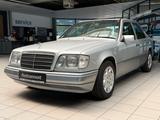 Mercedes-Benz E 220 Lim. Klima*Automatik*Top Zustand*H-Kennz. - Mercedes-Benz E 220 mit Benzin-Antrieb: Limousine