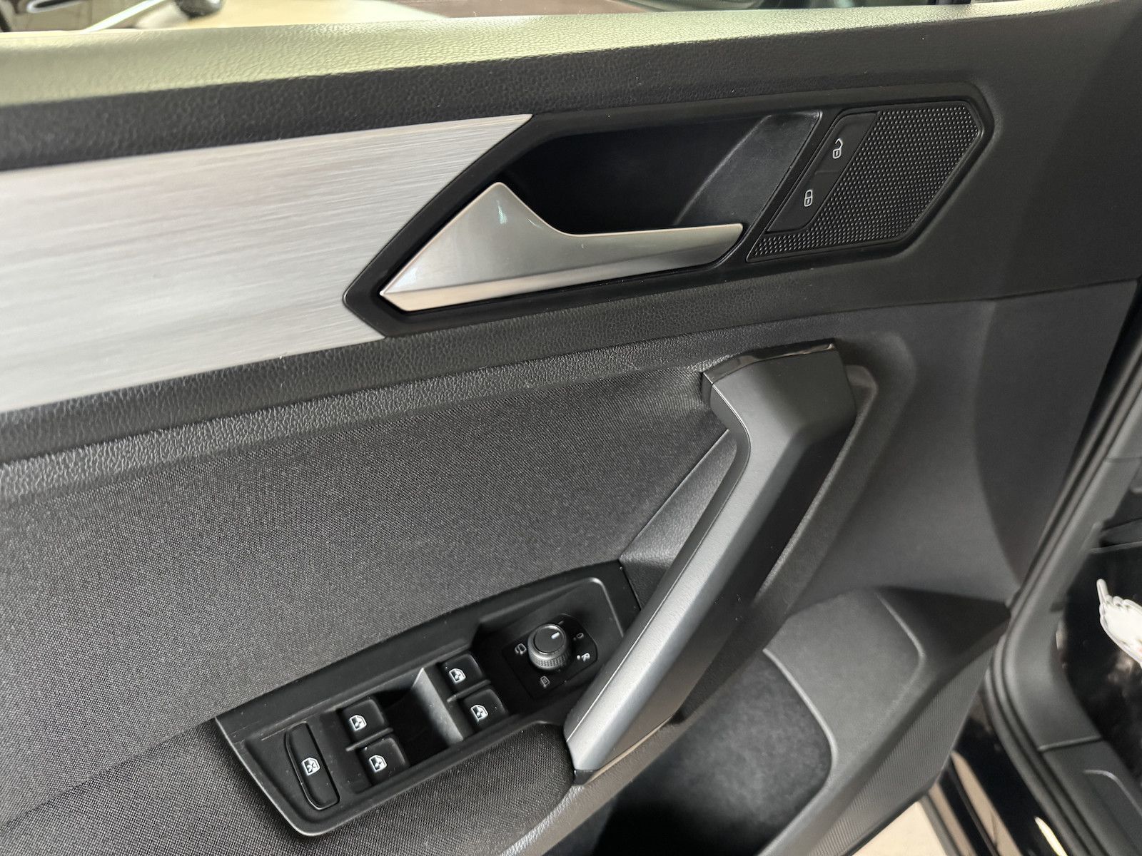Fahrzeugabbildung Volkswagen Tiguan 1.5 TSI DSG Navi//DAB/ACC/Spur/Ahk