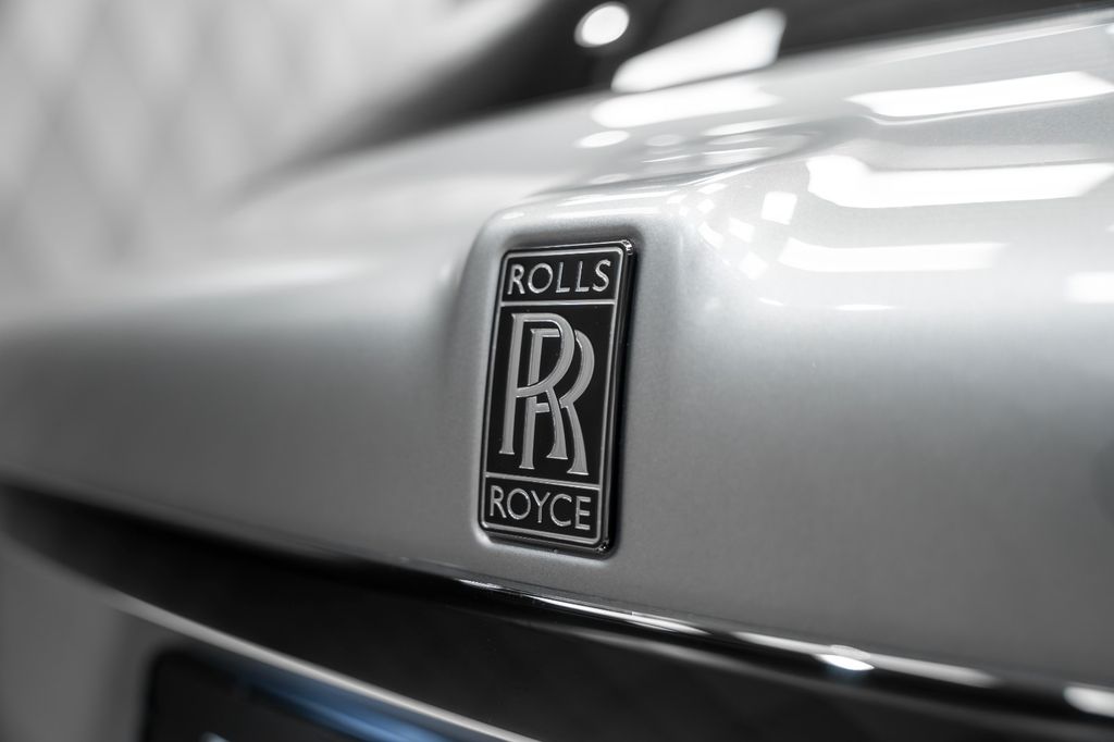 Cullinan BLACK BADGE 2026 GREY/RED STARLIGHT VIP - Bild 10