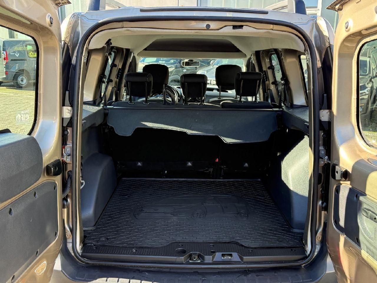 Fahrzeugabbildung Dacia Dokker Stepway TCe 115 N1