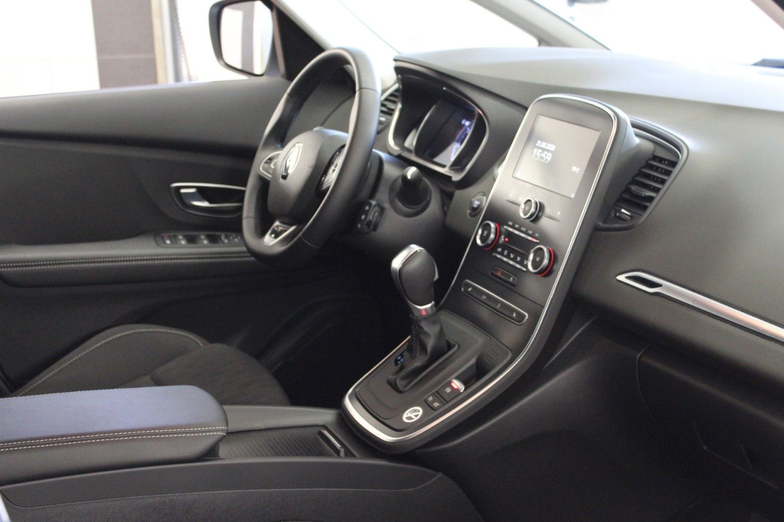 Fahrzeugabbildung Renault Grand Scenic TCe140 Limited Deluxe EDC 7-Sitzer