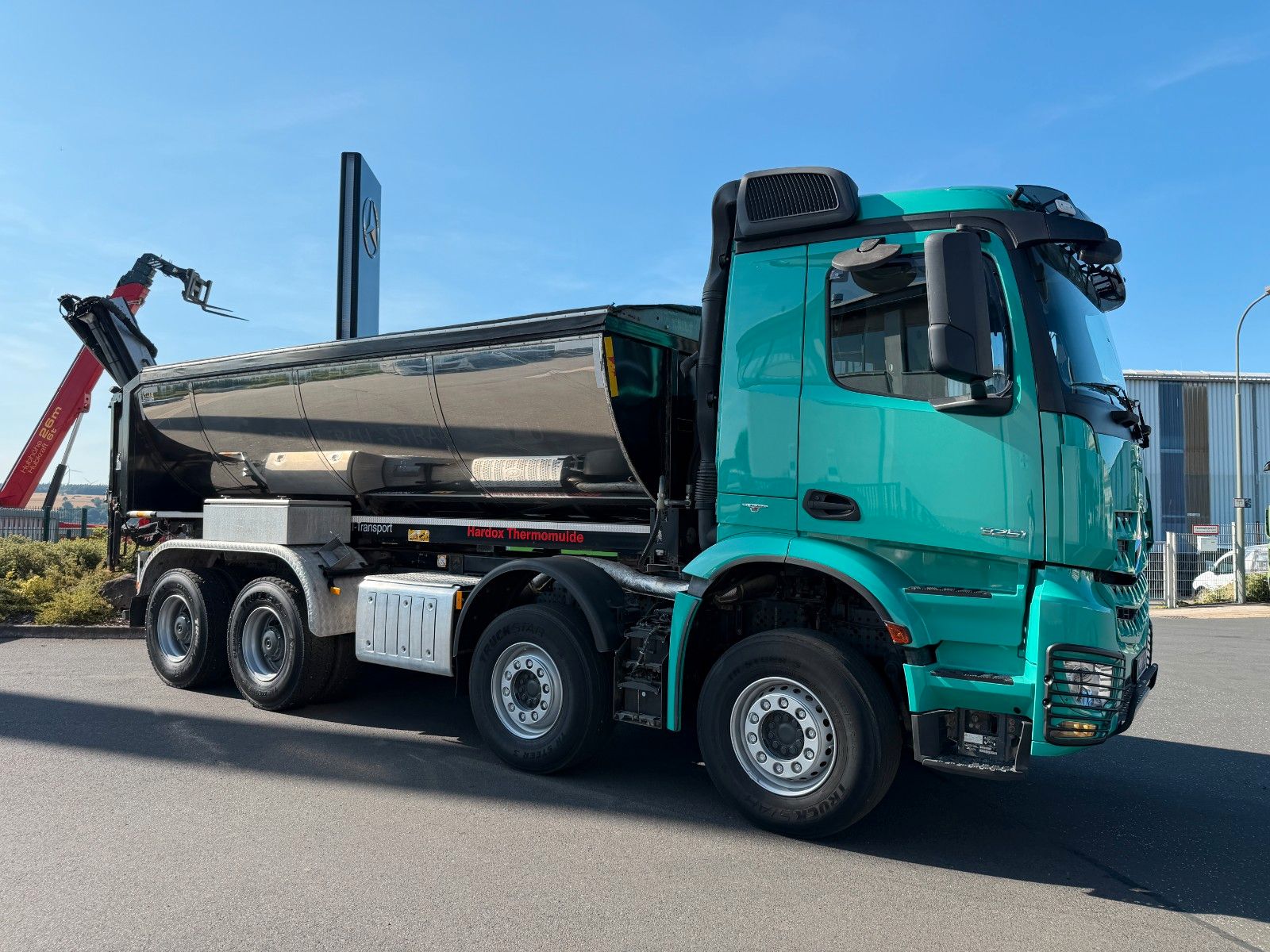 Fahrzeugabbildung Mercedes-Benz Arocs 3251K 8x4 AMTEC Thermokipper +Sprider M25E