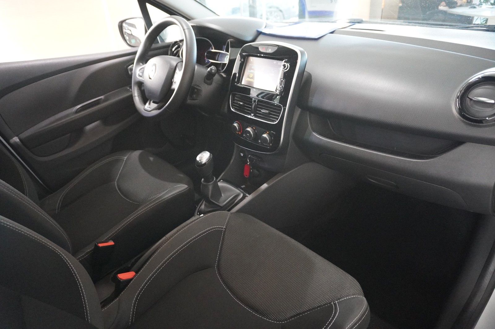 Fahrzeugabbildung Renault Clio IV 0.9 TCE LIM. ENERGY LED/SHZ/PDC/TEMP/DAB