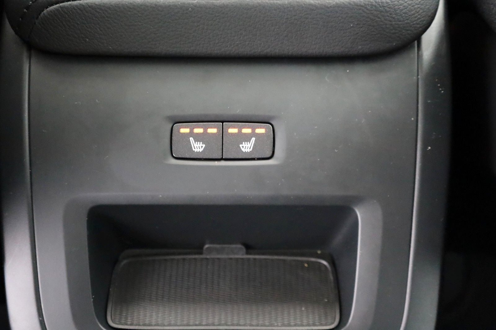 Fahrzeugabbildung Volvo XC60 Core B4 D,Navi,LED,4xSH,Kamera,Carplay,ACC