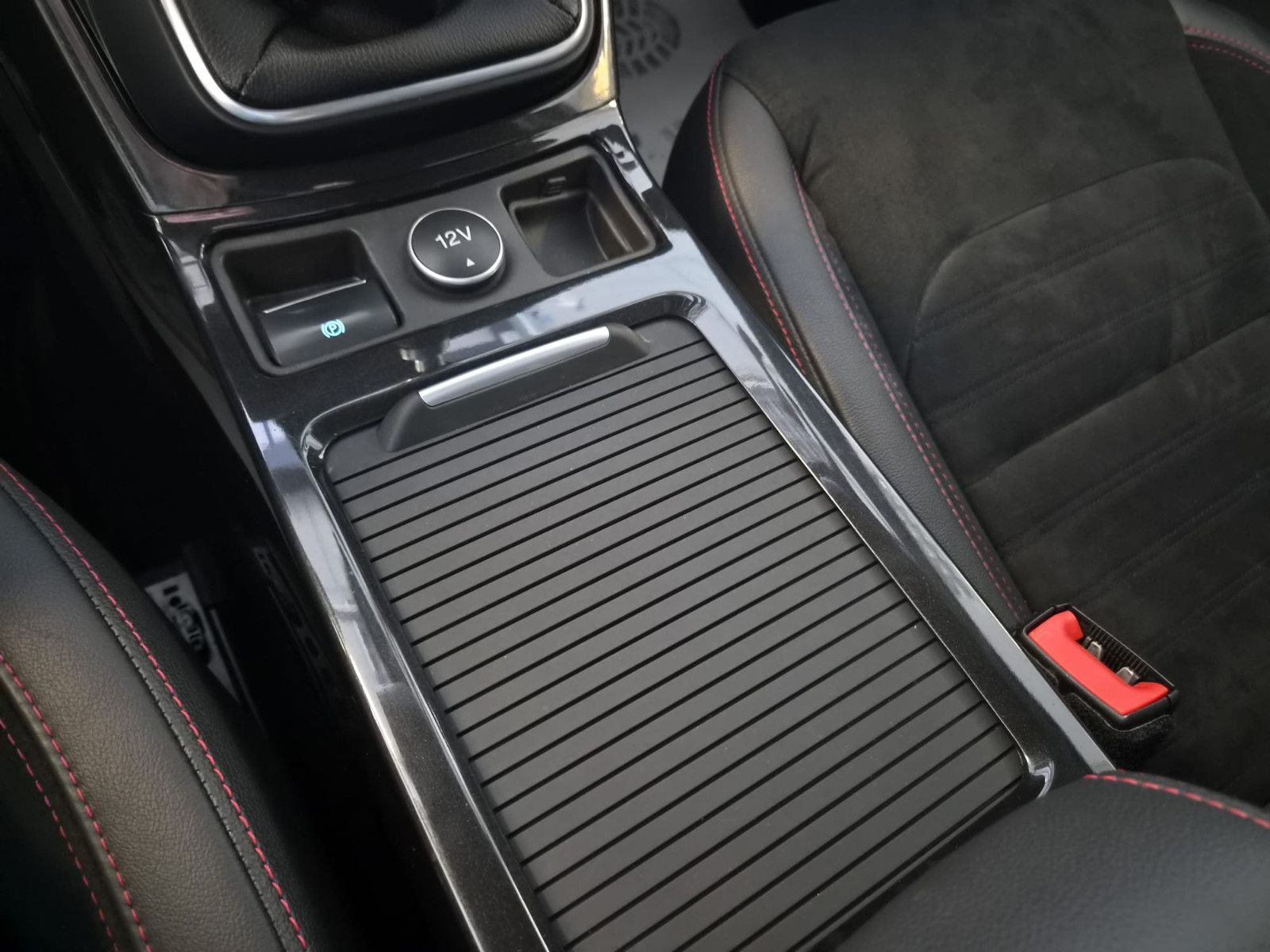 Fahrzeugabbildung Ford Kuga ST-Line/Xenon/GARANTIE/1. HAND
