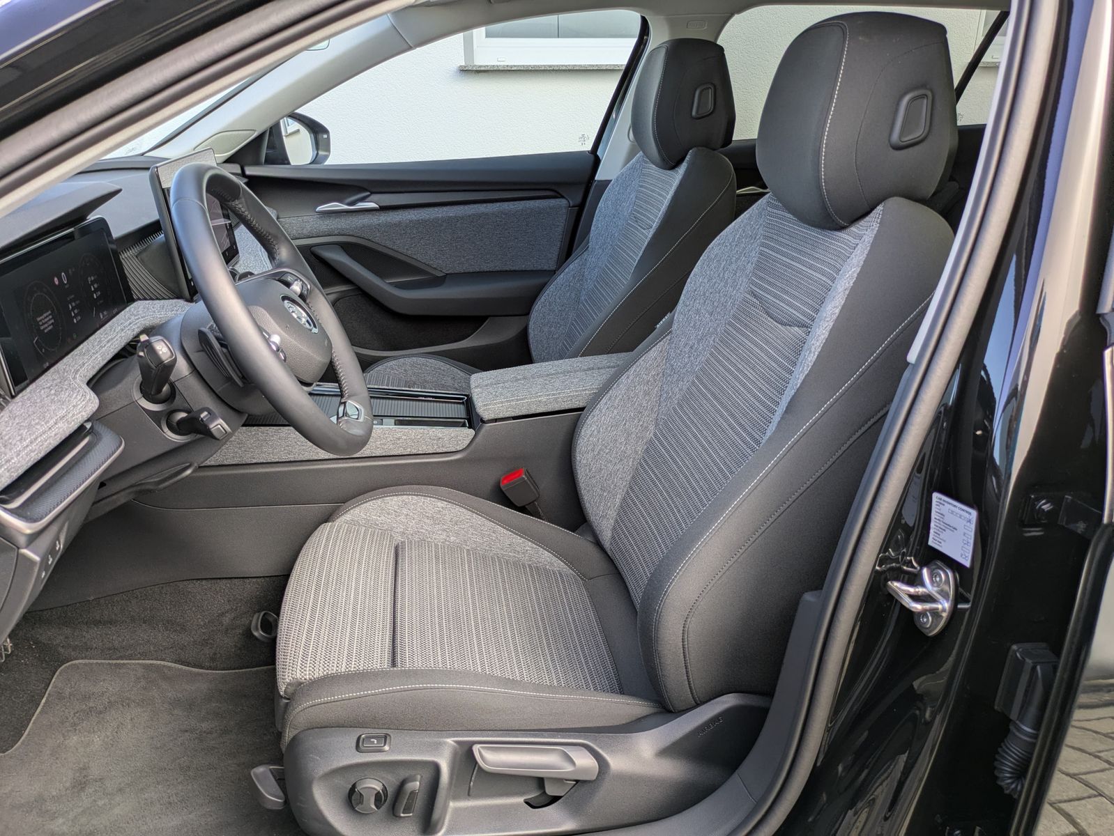 Fahrzeugabbildung SKODA Superb 2.0 TDI 4x4 Selection MATRIX*AHK*PANO*19"