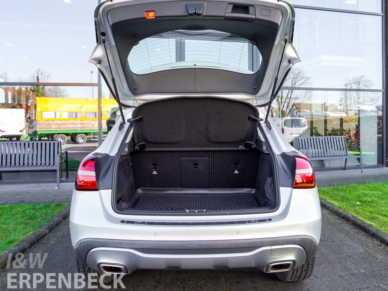 Fahrzeugabbildung Mercedes-Benz GLA 180 Sport Utility Vehicle Ambiente Tempomat