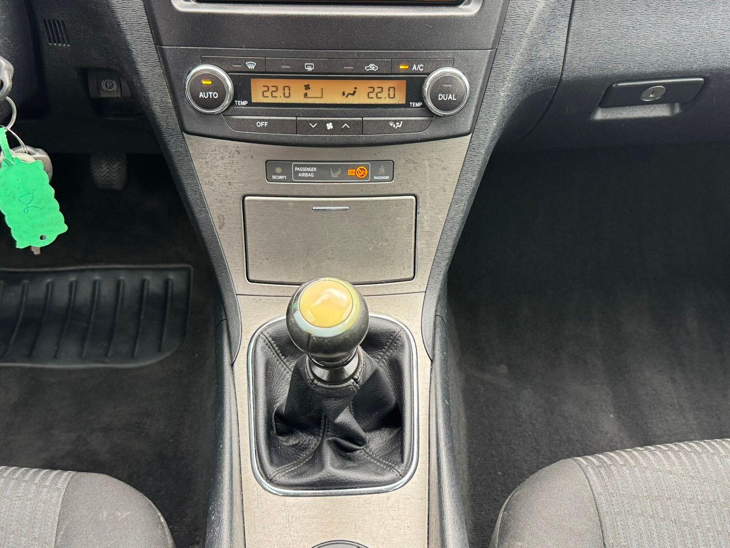 Toyota Avensis 2010 — photo 27