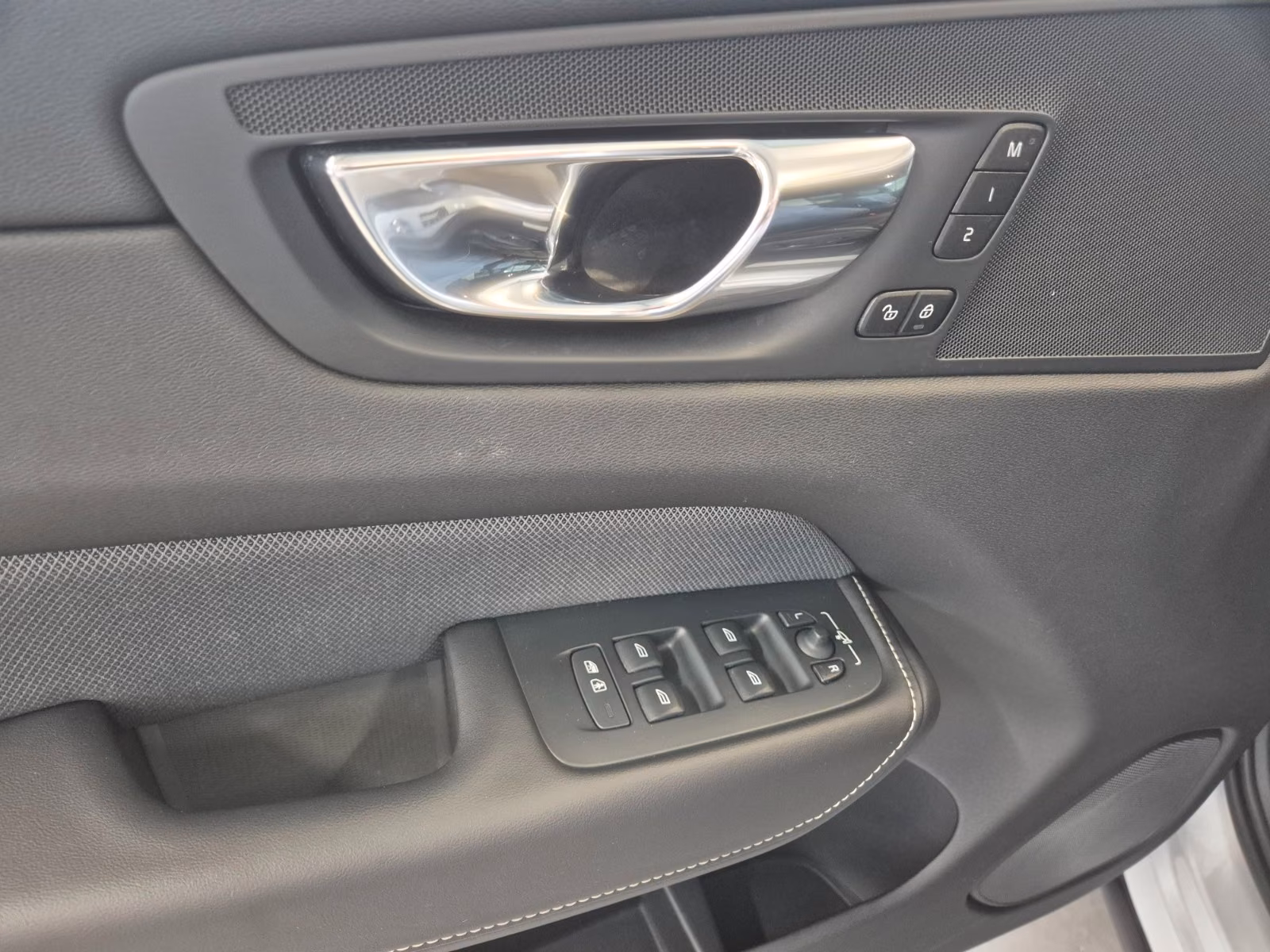 Volvo XC60 R DESIGN 2.0d AWD LEDER NAVI SPUR CAMERA
