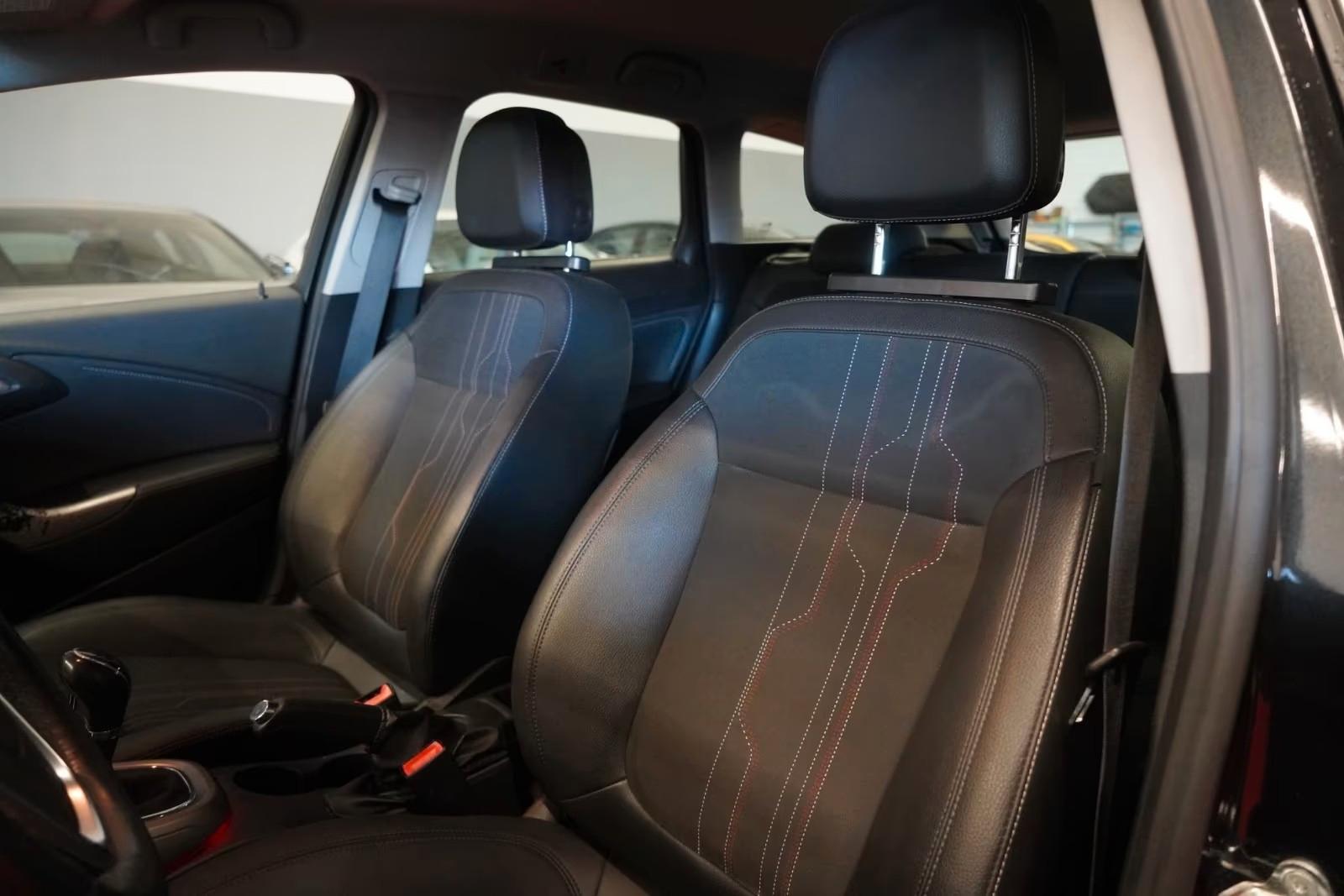 Opel Astra 2012 — photo 11