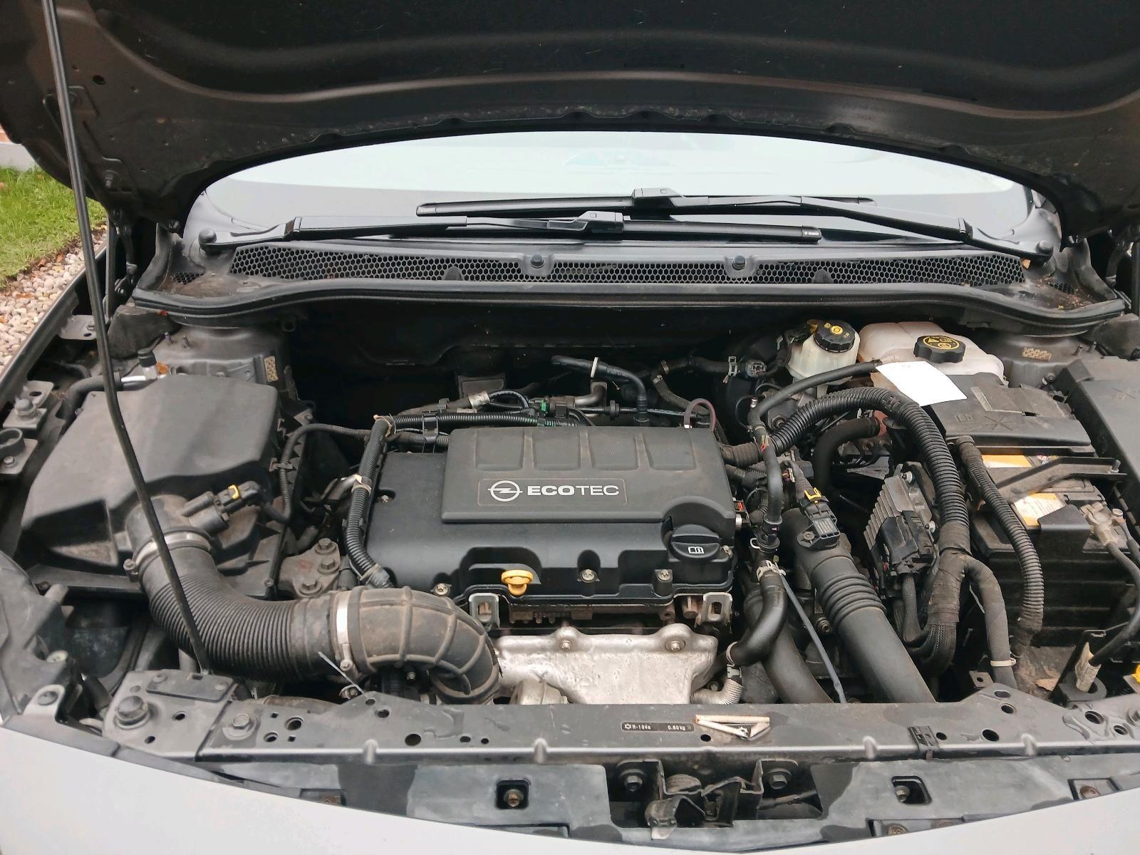 Opel Astra 2012 — photo 10