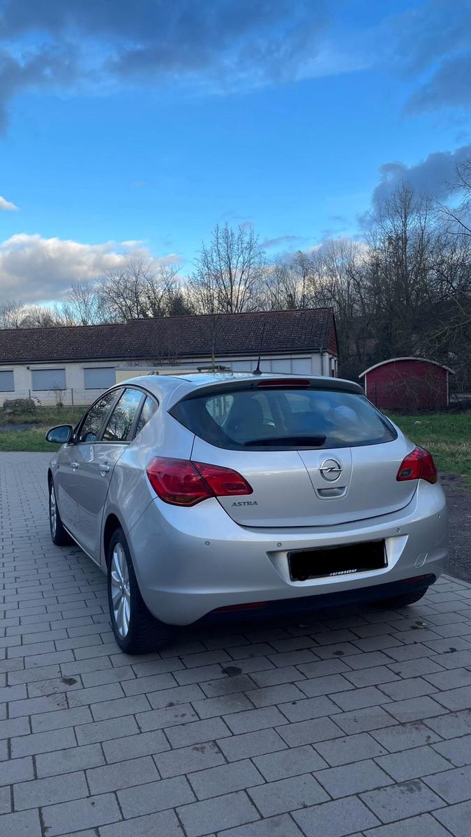 Opel Astra 2010 — photo 10