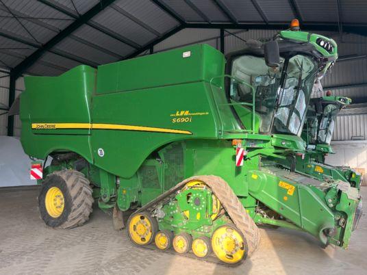 John Deere S690 