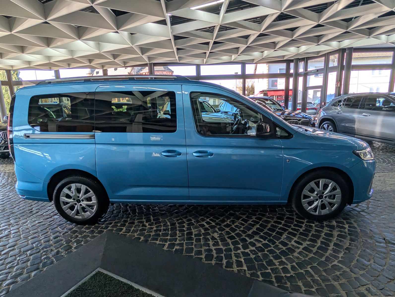 Fahrzeugabbildung Ford Grand Tourneo L2 Titanium 7-Sit Bi-LED CAM AHK