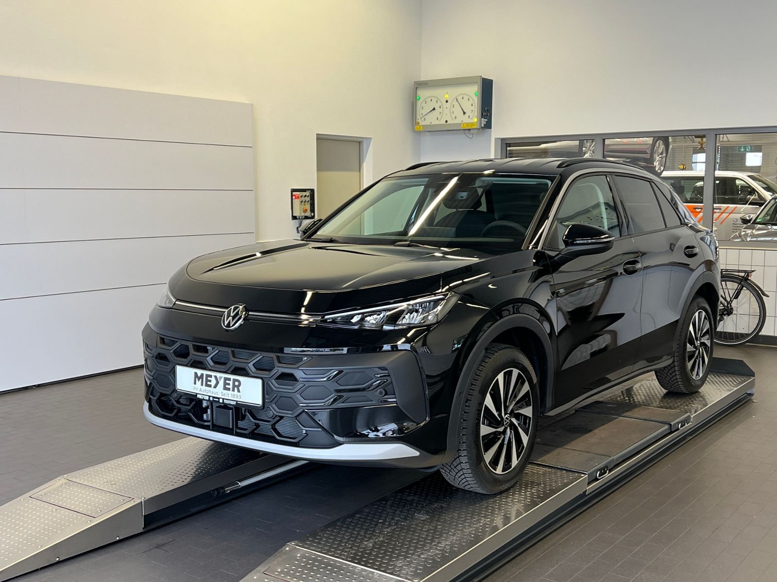 Fahrzeugabbildung Volkswagen T-Roc Life 1.5 eTSI DSG *AHK, Ganzjahresreifen,