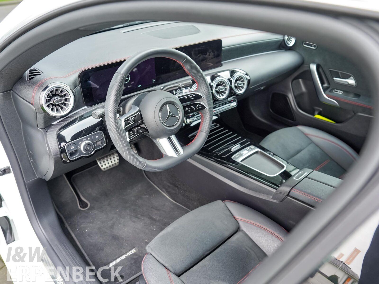 Fahrzeugabbildung Mercedes-Benz CLA 180 Coupé AMG Premium Pano Keyless LED