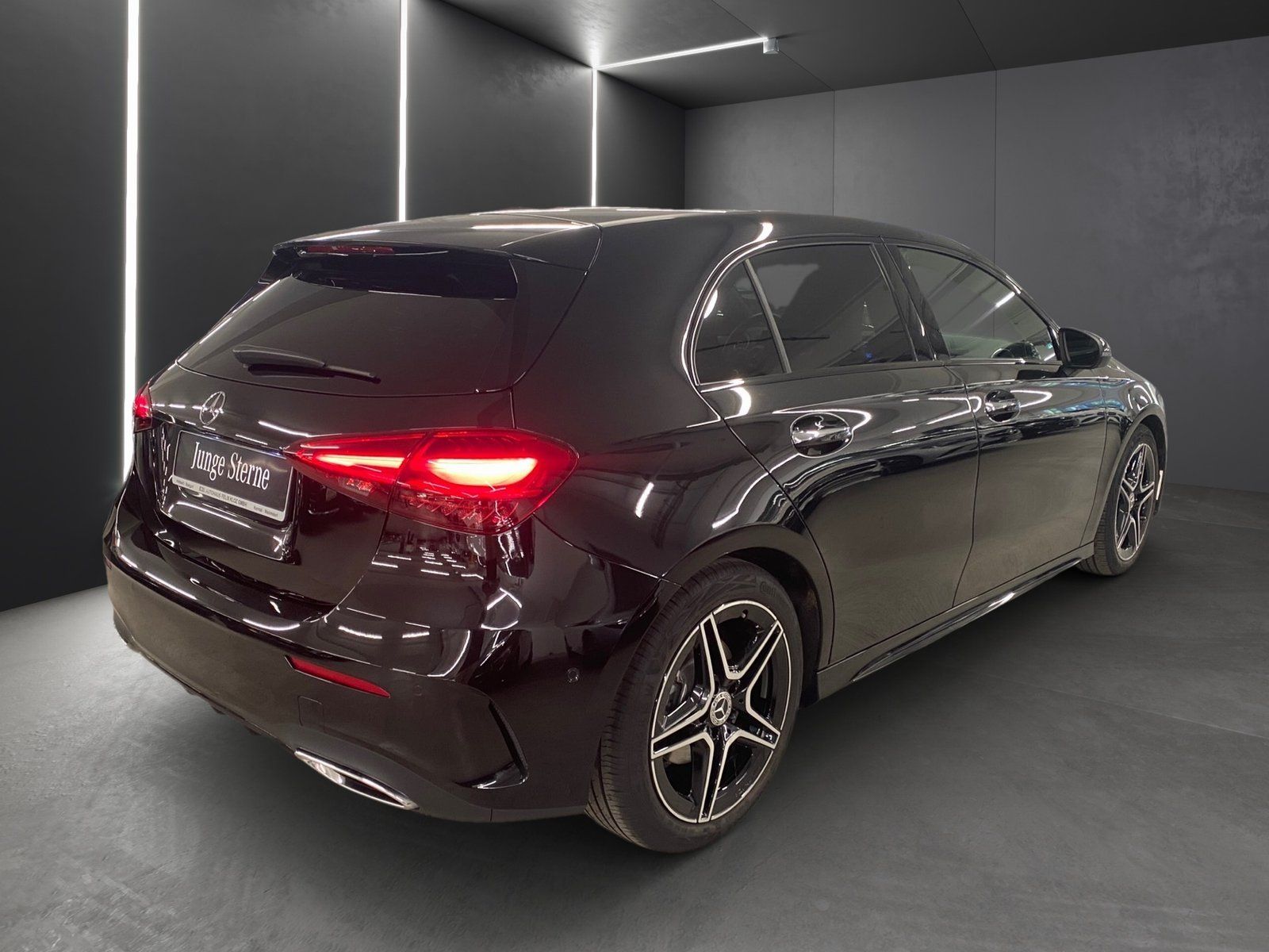 Fahrzeugabbildung Mercedes-Benz A 200 AMG Premium*Pano*Distro*Totwink*Multibeam*