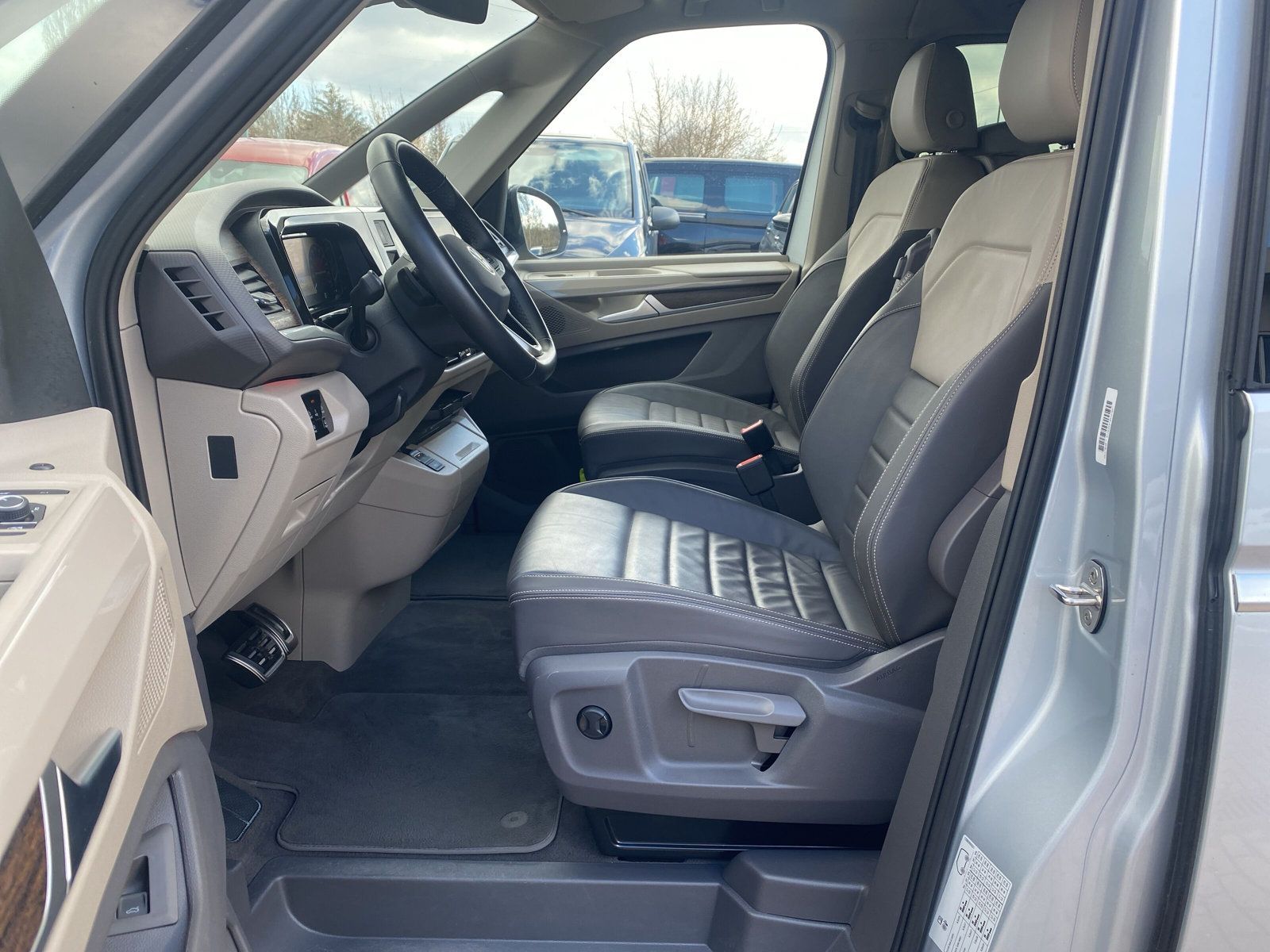 Fahrzeugabbildung Volkswagen T7 Multivan 2.0 TDI DSG Style MATRIX STANDHZG