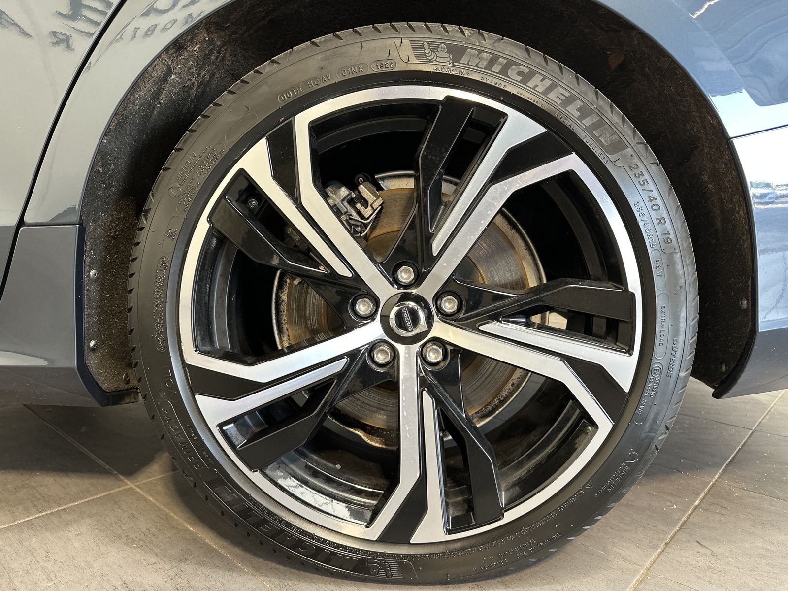 Fahrzeugabbildung Volvo V60 T6 Hybrid Plus Dark AWD NAV+LED+H&K+V-COCK