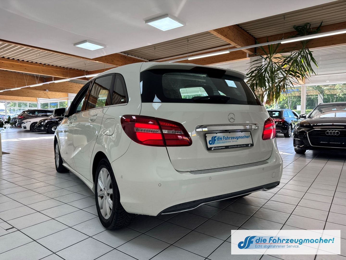 Fahrzeugabbildung Mercedes-Benz B 180 AHK-klappbar Navi LED SHZ Parklenkass. Rüc