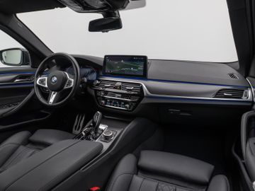 Fahrzeugabbildung BMW 520d M Sport  Kamera HUD DAB HiFi AHK DisplayKey