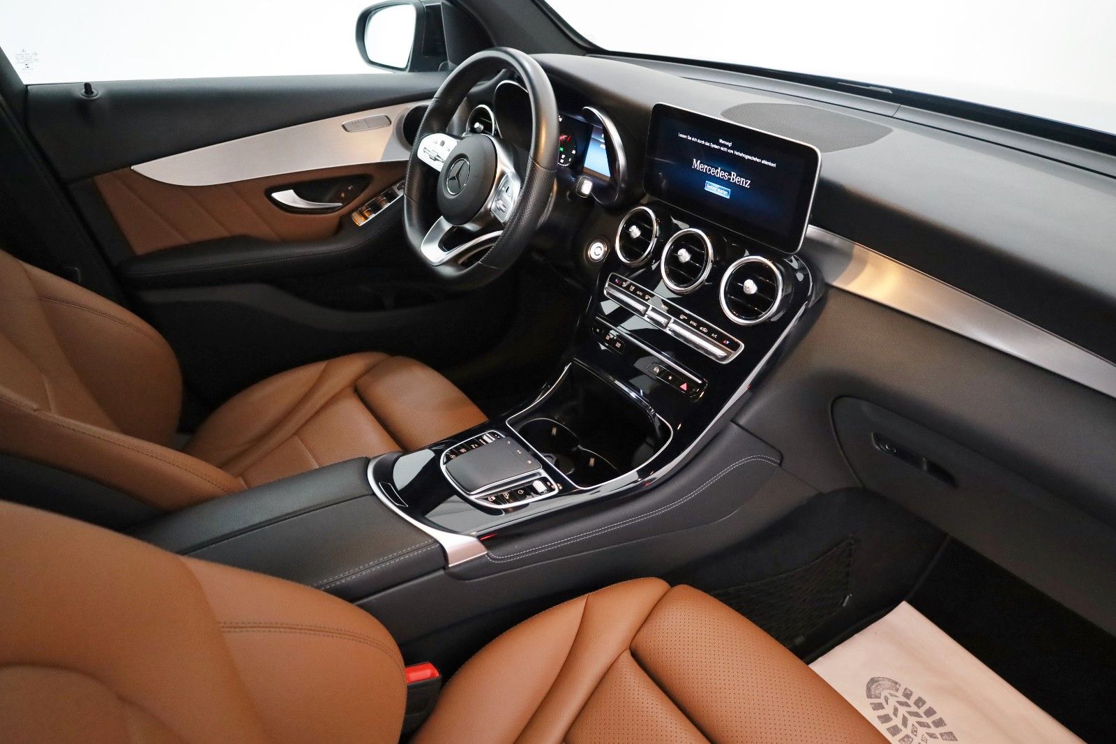 Fahrzeugabbildung Mercedes-Benz GLC 300 4M AMG Line Leder,Navi,LED,Panorama,AHK