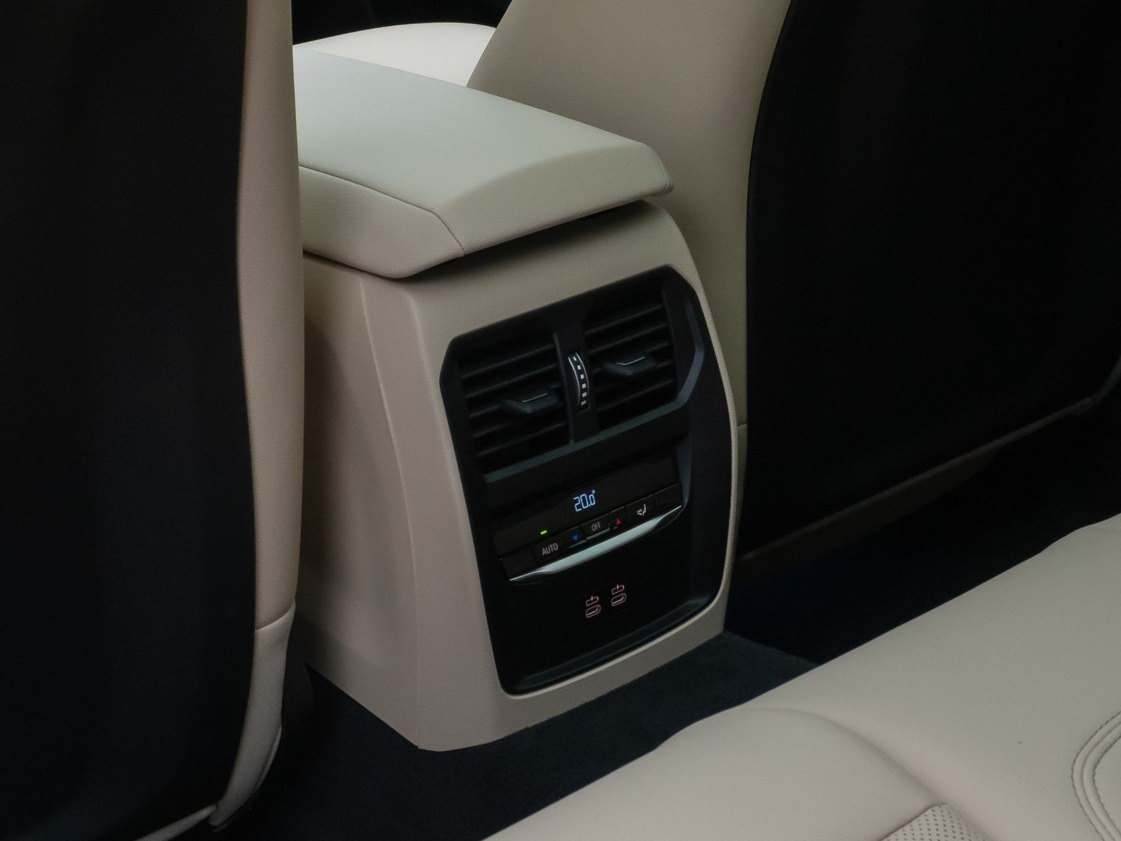 Fahrzeugabbildung BMW 330e M Sport Pro Panorama Kamera HUD H/K Komfort