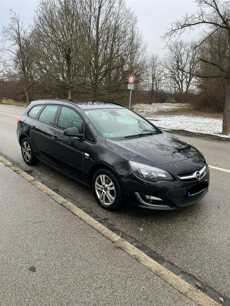 Opel Astra 2013 — interior