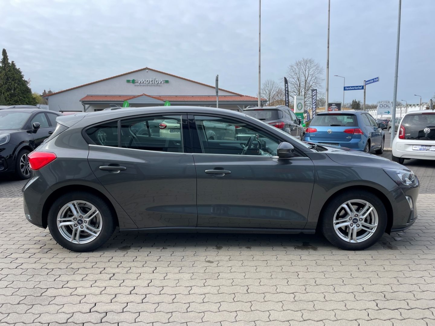 Fahrzeugabbildung Ford Focus C&C MHEV Kamera VerkehrszeichenERK DAB