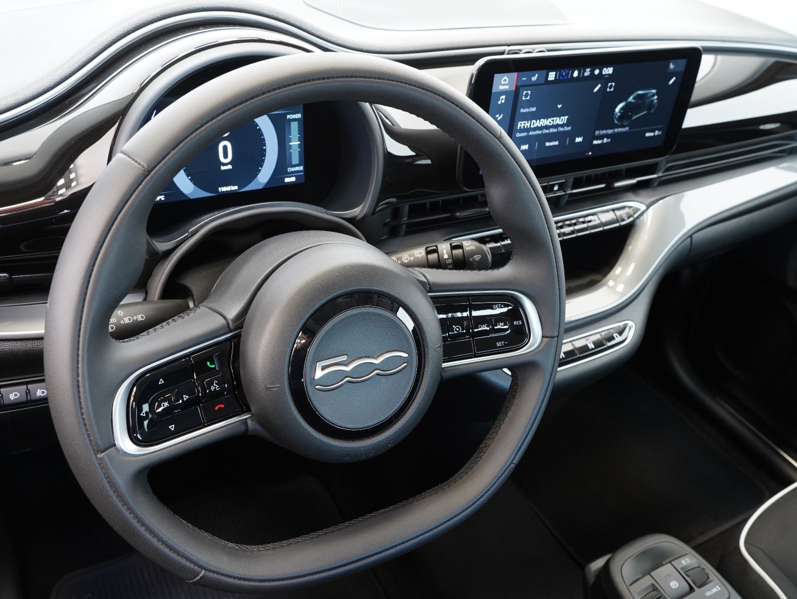 Fahrzeugabbildung Fiat 500e 87KW/42kWh/DC-LADEN/CARPLAY/DAB/SOH/KAMERA