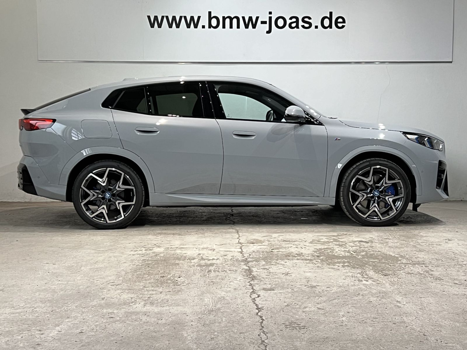 Fahrzeugabbildung BMW iX2 M Sportpaket Glasdach Head-Up