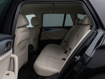 Fahrzeugabbildung BMW 530e Tour HUD Laser Sportsitz Komfortzugang